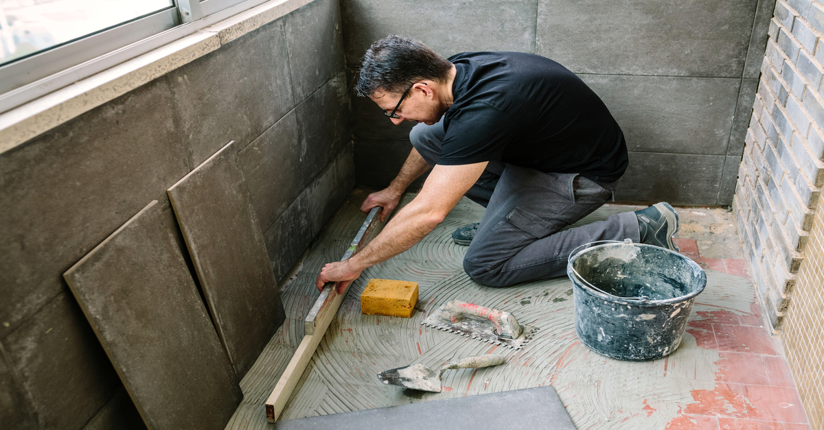 How do professionals remove tiles?